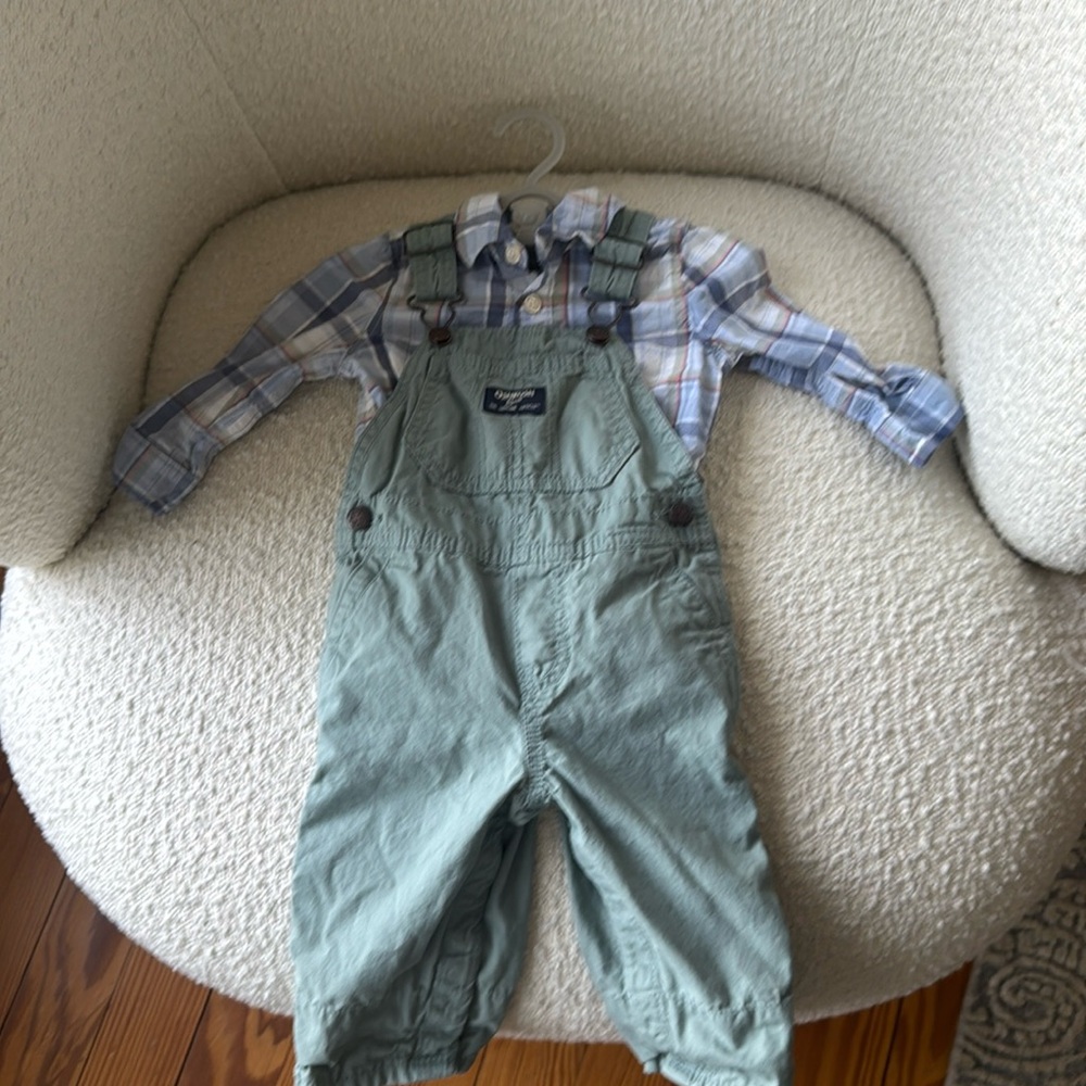 12mo OshKosh bib set, absolutely adorable